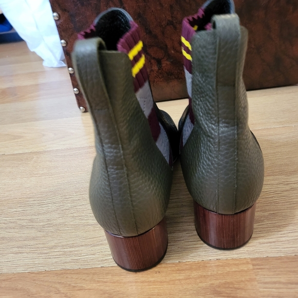Authentic Fendi boots - Picture 5 of 8